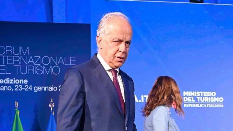 Esecutivo in procinto di adottare misure restrittive con protezioni e sospensioni anticipate, ma persistono conflitti sul provvedimento. 1