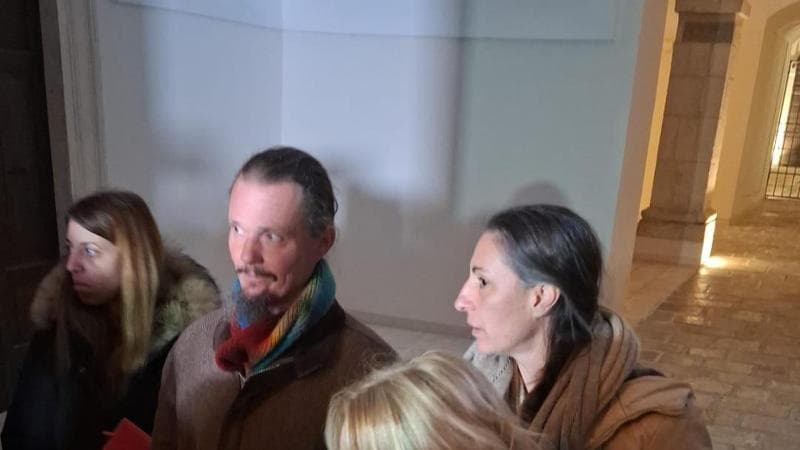 Famiglia nel bosco, Cate abbraccia la sua tutrice: “Ho fiducia nella giustizia”. Tuttavia, il Tribunale esprime dubbi. 1