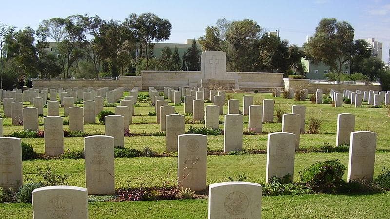 Gaza, escavatori israeliani al cimitero: abbattute le sepolture dei combattenti delle guerre mondiali. 1