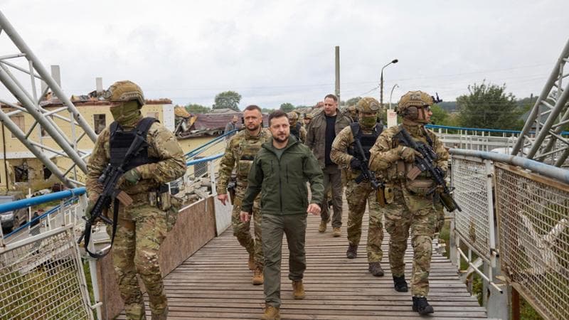 "Il 17 febbraio si discute del Donbass: Zelensky apre ai colloqui ma smentisce le elezioni a maggio." 1
