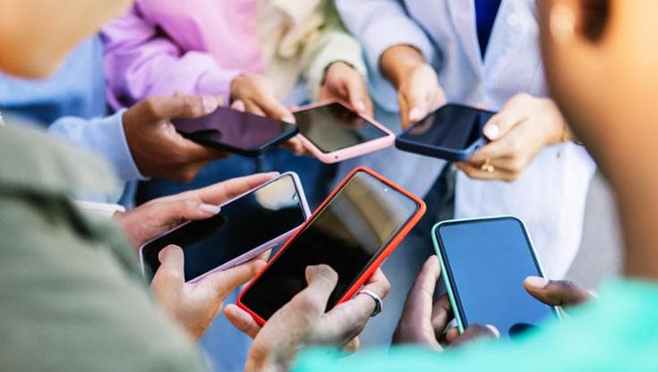 Il 77,5% degli studenti presenta una dipendenza dai dispositivi digitali. La sfida della verifica dell'età. 1