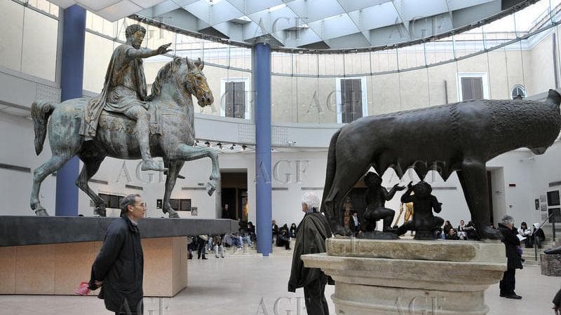 Il dibattito sui musei gratuiti si intensifica, con Roma e Venezia in prima linea. Londra considera un possibile ripensamento. 1