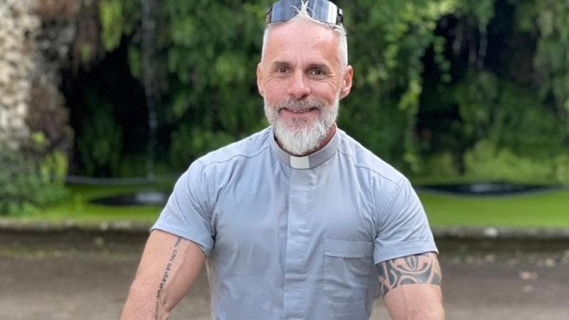 Il sacerdote noto sui social: “L’angelo che somiglia a Meloni? La decisione del restauratore è inadeguata” 1