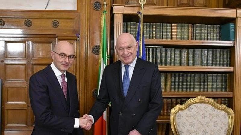 "Il vicepresidente del Csm Pinelli avverte: 'Diffondi false informazioni e ci delegittimi', ma Nordio non presta ascolto." 1