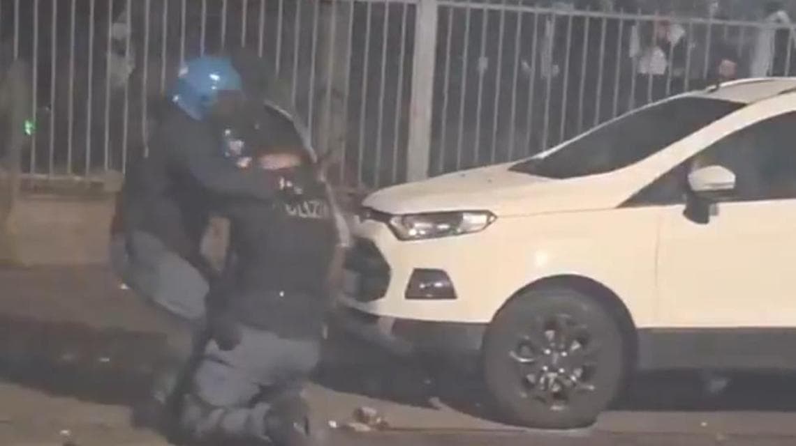 Immagine degli agenti aggrediti realizzata da un'IA. La Polizia: “Acquisita online, non è stata creata da noi” 2