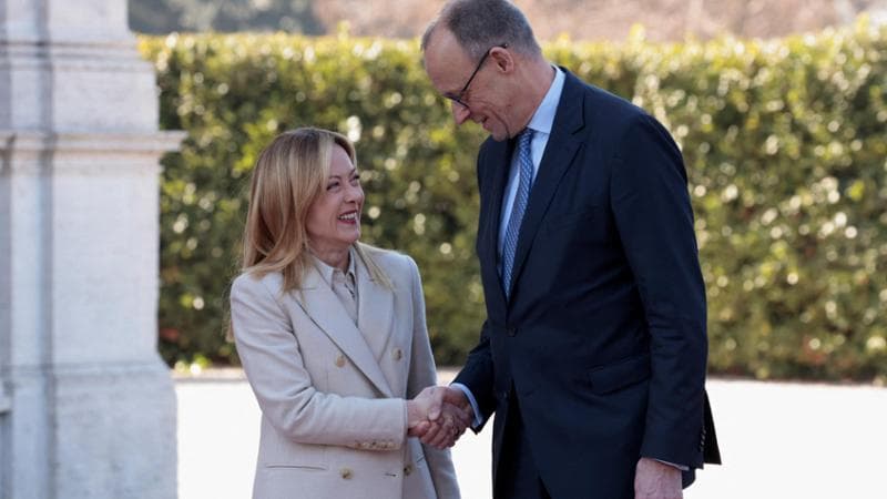 Incontro tra Merz e Meloni su settore industriale e difesa: le strategie future della premier per inserirsi tra Parigi e Berlino. 1