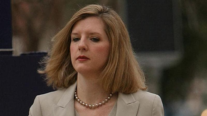 Kathy Ruemmler si dimette: l'avvocata di Goldman Sachs e ex consigliera della Casa Bianca sotto Obama lascia il caso Epstein. 1