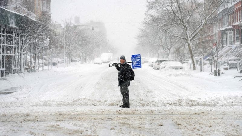 La costa orientale colpita da una tempesta di neve: voli cancellati e popolazione costretta a rimanere in casa. 1
