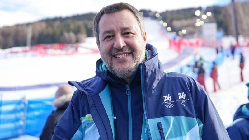 La scomoda apparizione di Salvini sulla neve dei Giochi mentre i treni subiscono disagi. 1