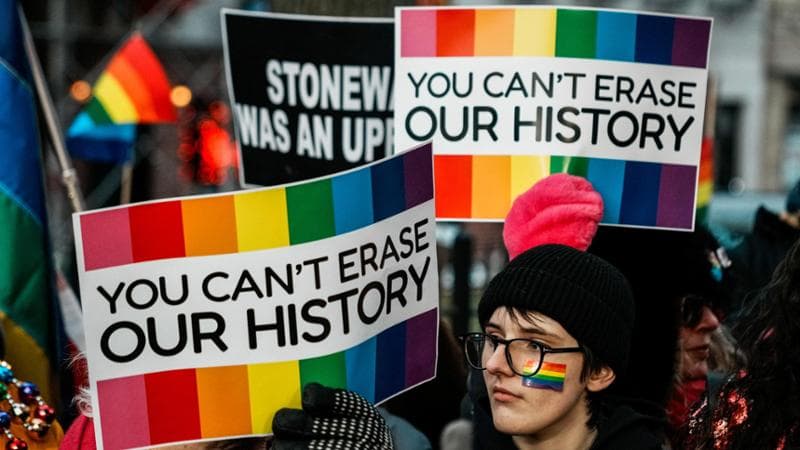 L'amministrazione Trump ordina la rimozione della bandiera arcobaleno dal parco Stonewall di New York. 1