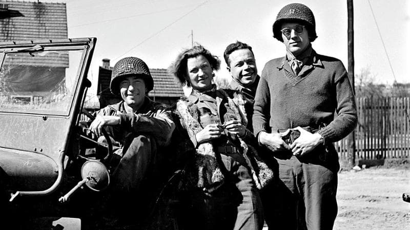 Lee Miller, la modella che si trasformò in fotografa di guerra 1