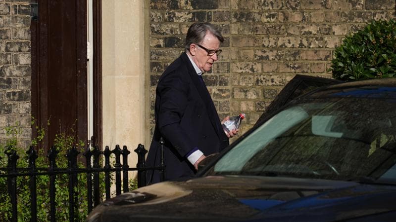 L'ex ministro Peter Mandelson è stato liberato dietro pagamento di una cauzione. 1