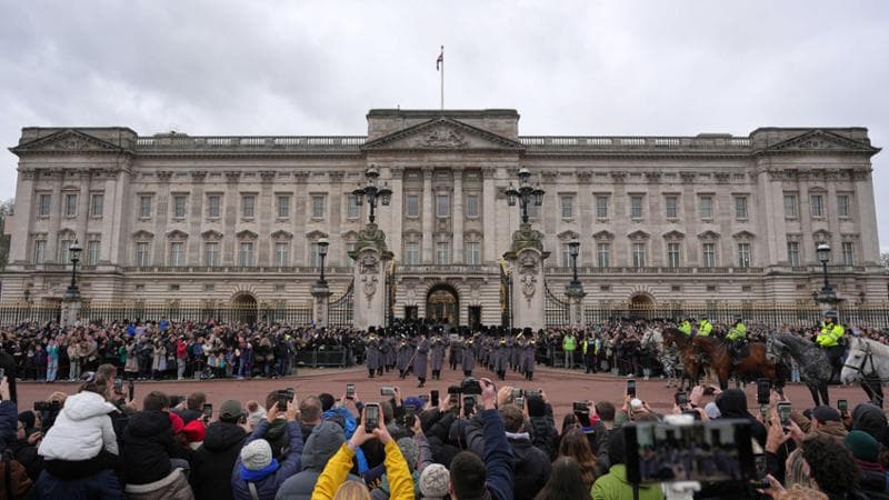 Londra, nonostante gli scandali e l'arresto, Andrea resta in corsa per il trono: ecco le motivazioni. 1