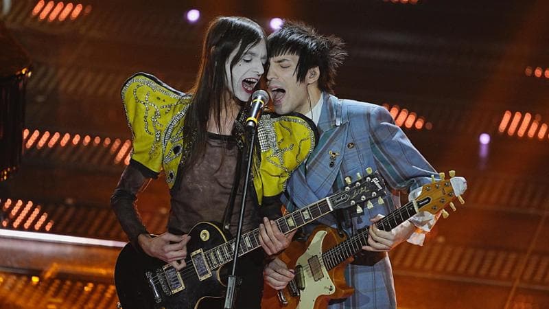 Lucio Corsi, l'artista che “desiderava essere unico” e la sua partecipazione a Sanremo con Topo Gigio. 1