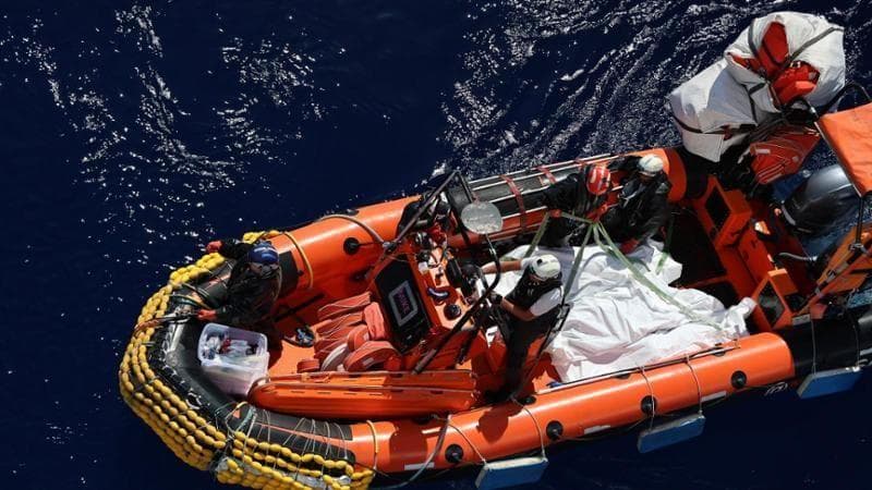 Migranti, in arrivo un nuovo progetto di legge in Consiglio dei Ministri: previste misure per il blocco navale e limitazioni sui ricongiungimenti familiari. 1