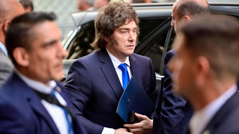 Milei istituisce un'agenzia contro le notizie false, ispirandosi a "1984" di Orwell, per criticare i media. 1