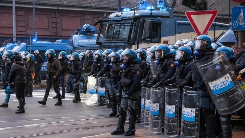 Misure di protezione per le forze dell'ordine e manifestazioni: ecco il rafforzamento della sicurezza. Il tema del fermo cautelare. 1