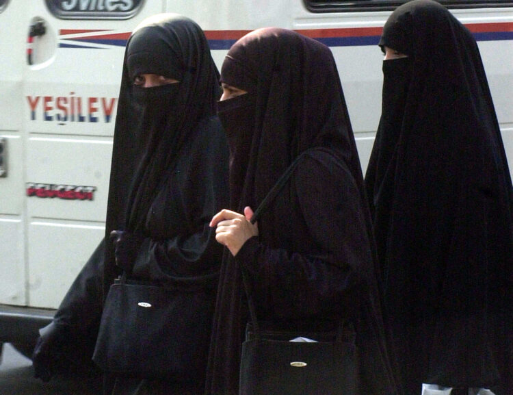 Spagna, controversia su niqab e burqa: avanzata la proposta di divieto 1