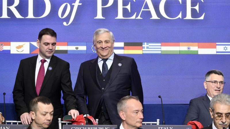 Tajani al Consiglio per la Pace, Renzi: “Situazione imbarazzante con il cappello in mano”. Forza Italia: “Ipocriti”. 1