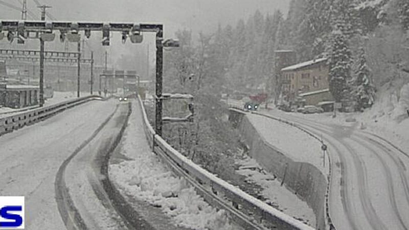 Treno deragliato a causa di una valanga nel Canton Vallese: cinque persone ferite. Incendio di cavi a Losanna. 1