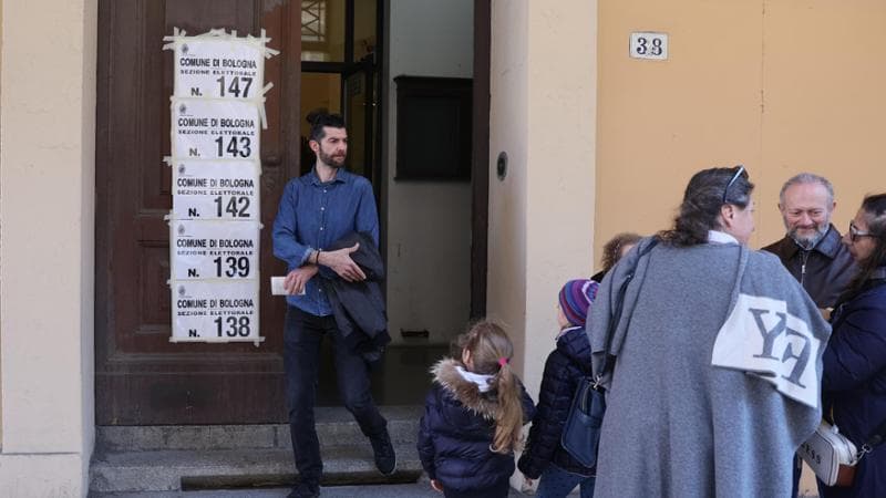 A Bologna si registra un'affluenza straordinaria per il referendum, mentre a Napoli i risultati sono deludenti. 2