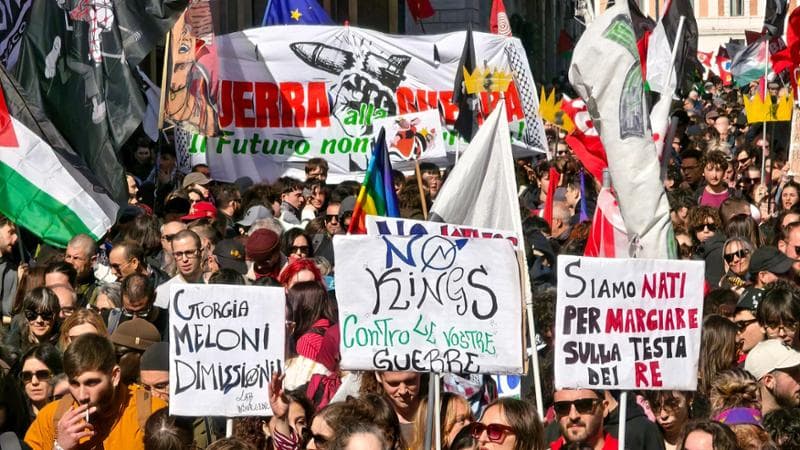 A Roma si svolge una vasta manifestazione contro guerre e oppressori: “Siamo in trecentomila” 2