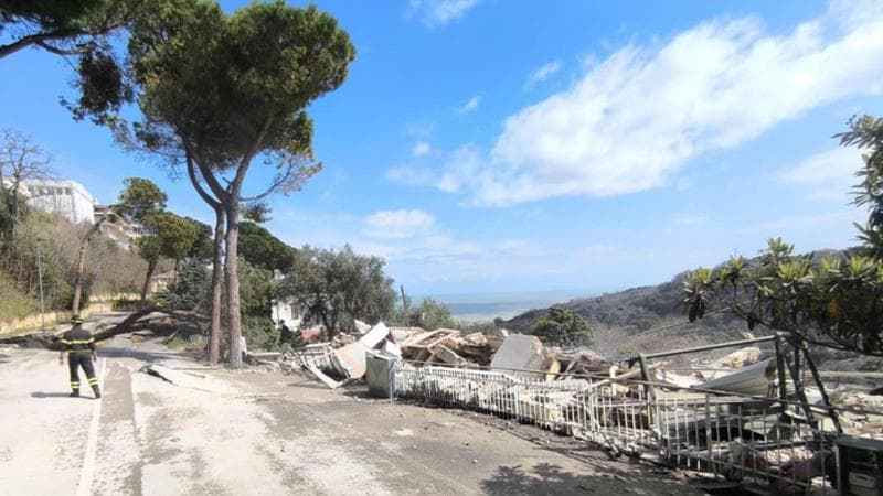 Abruzzo, frana a Silvi: crollo di una villa, strade sommerse e evacuazione di famiglie. 2