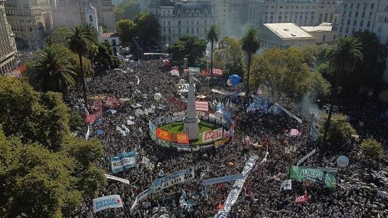 Argentina, manifestazioni in massa per il cinquantesimo anniversario del colpo di stato: il grido è “Nunca Mas” 2