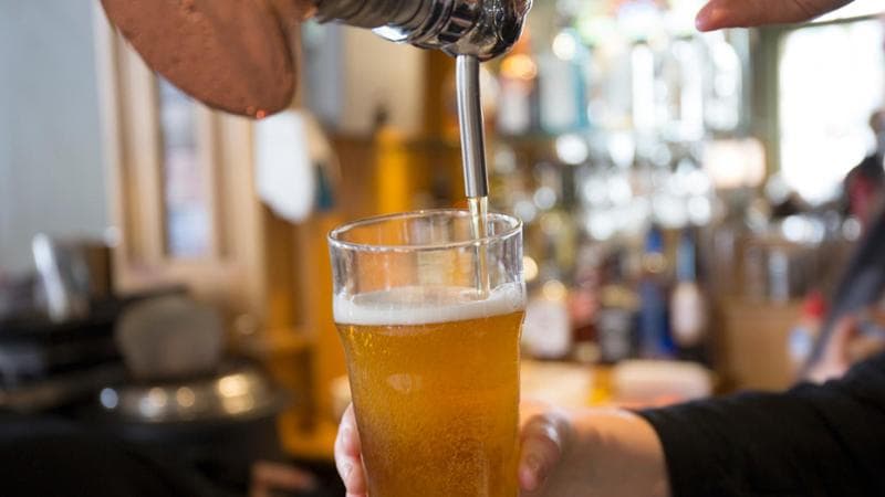 Birre a temperatura elevata per fronteggiare l'aumento dei costi energetici: Londra si organizza per l'austerità anche nei pub. 2