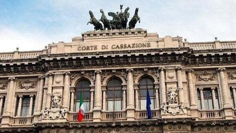 Cadere su un tappeto in palestra e riportare un infortunio? La Cassazione: “Responsabilità personale, rischio prevedibile” 2