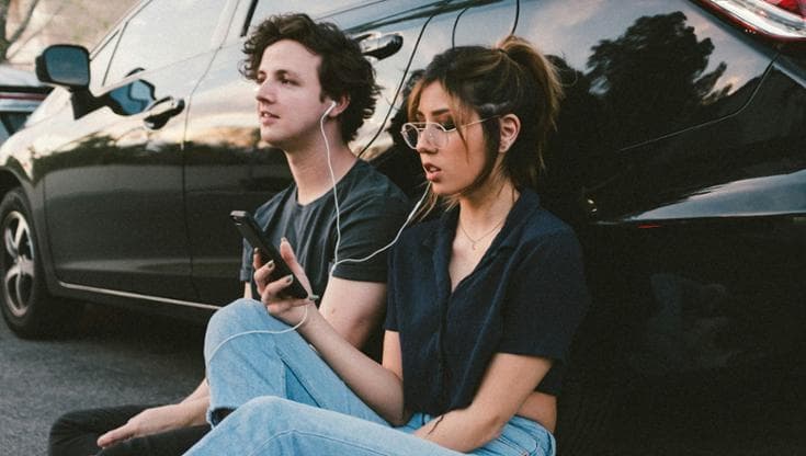 Cosa determina il successo di una canzone su Spotify e TikTok? Non sono le nostre preferenze a influenzarlo. 1