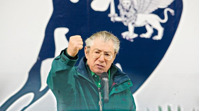 È deceduto Umberto Bossi, che ha trasformato la politica con la visione della Padania. 2