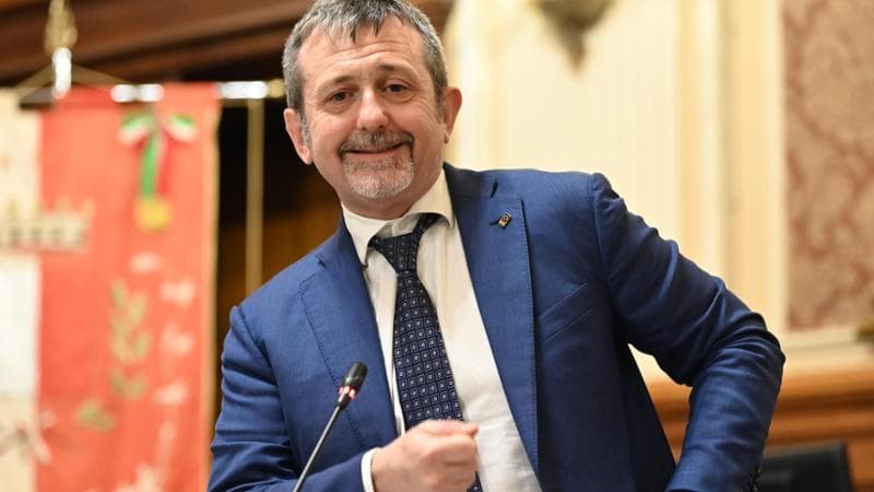 Delmastro, il ristorante del criminale e le ulteriori problematiche del sottosegretario: dal caso Cospito a Pozzolo 2