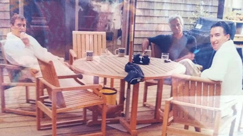 Epstein, Andrea e Mandelson: riappare la prima immagine dei tre insieme (in accappatoio) dai documenti. 2