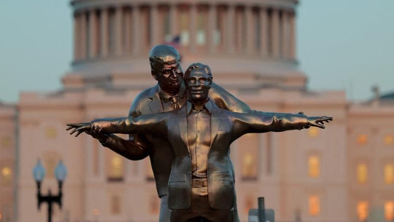 Epstein, un nuovo documento coinvolge Trump: “Jeffrey lo contattava mentre una ragazza di sedici anni lo massaggiava” 1