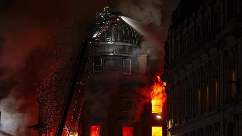 Fiamme in un esercizio commerciale della stazione di Glasgow, in Scozia: crollo di un edificio vicino, traffico bloccato. 1