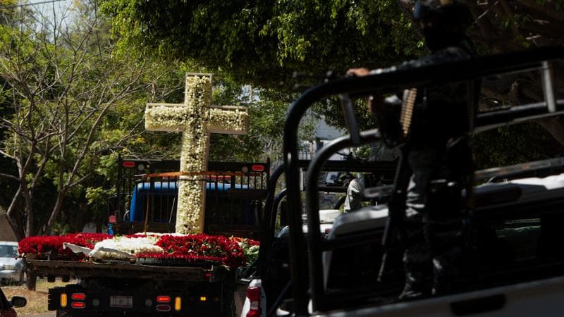 Funerali del potente narcotrafficante El Mencho in Messico: bara dorata, 500 corone floreali e cimitero sorvegliato. 1