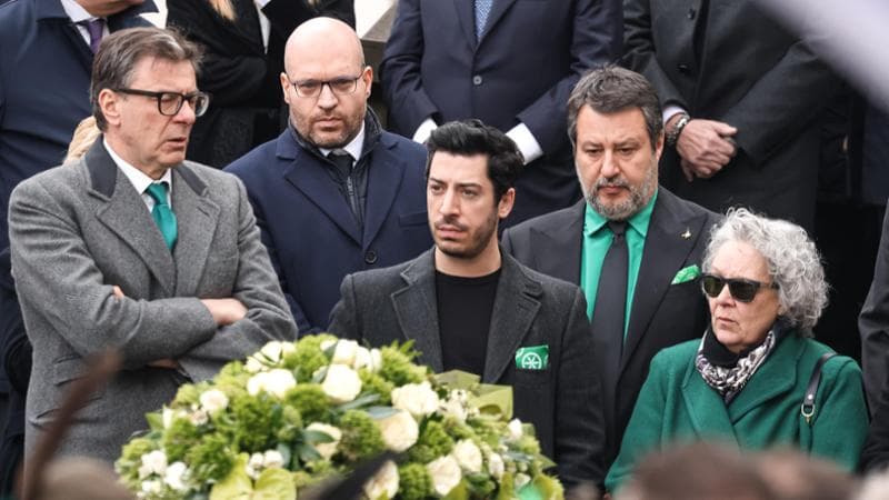 Funerali di Bossi, una cerimonia per i nostalgici. Renzo e i familiari: “Papà, non ci arrendiamo” 2