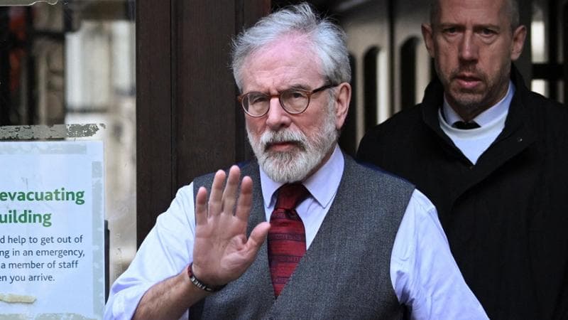 Gerry Adams si presenta in aula per una causa civile simbolica di "1 sterlina" contro l'ex capo dell'Ira. 1