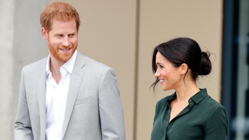 Harry desidera rientrare a casa durante l'estate e attende un invito da re Carlo, ma persiste la questione della sicurezza. 2