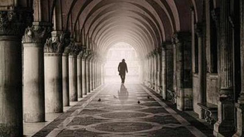 Il nuovo romanzo di Giovanni Grasso: assente anche un sacerdote per le indagini. 2