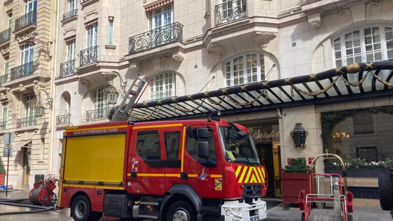 Incendio presso l'Hotel Bristol a breve distanza dall'Eliseo a Parigi 2