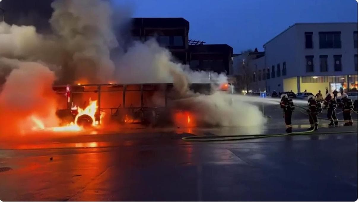 Incendio su un autobus in Svizzera, sei vittime e cinque feriti: “Un viaggiatore si è autoimmolato” 1