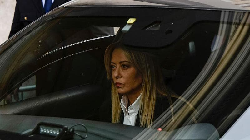 Iran, le indecisioni di Meloni sorprese da Eliseo e Casa Bianca. Evita il Parlamento, poi stabilisce una scadenza. 1