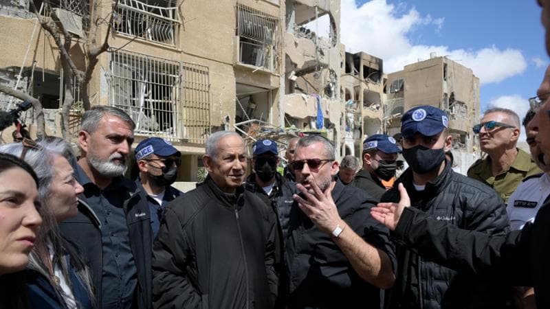 Israele, attacco missilistico su Tel Aviv. Netanyahu incontra i feriti: “L’intera nazione è in guerra” 2