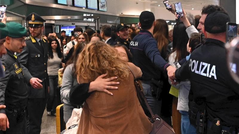 Italiani intrappolati nel Golfo, rientrati circa 2.500 cittadini: gli aeroporti riprendono le attività. 1