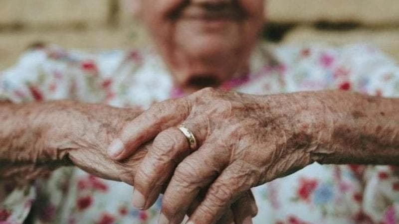 La Cassazione convalida il trasferimento di 600mila euro da un anziano affetto da Parkinson a una badante: “Valido” 2