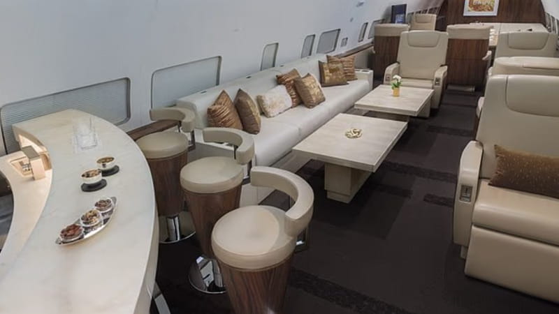 La ministra Noem utilizzava il grande aereo per le deportazioni insieme al compagno e per ottenere il favore di Melania. 1