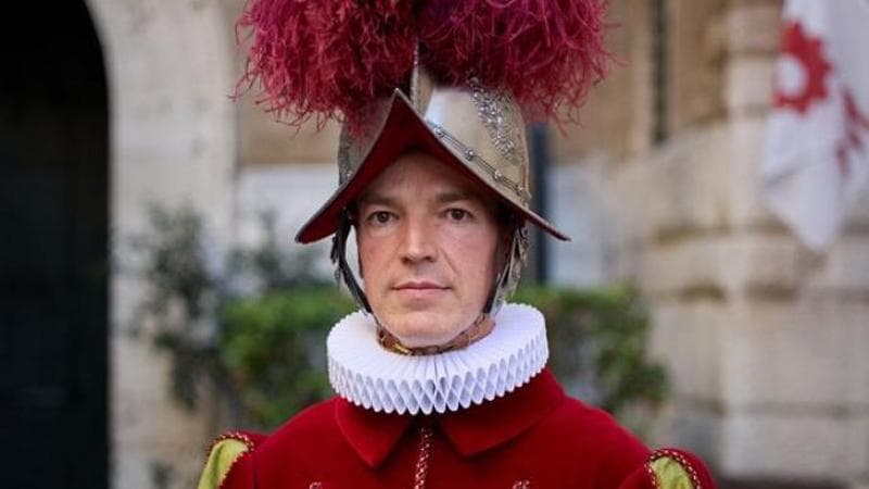 L'ex membro della guardia svizzera ora è maggiordomo di Papa Leone. 1