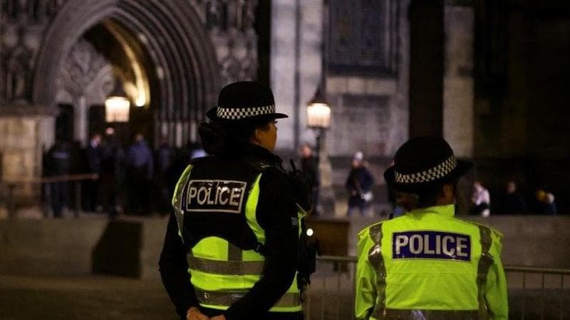 Londra, ambulanze in fiamme di fronte alla sinagoga: la polizia lo considera un "atto di antisemitismo" 3